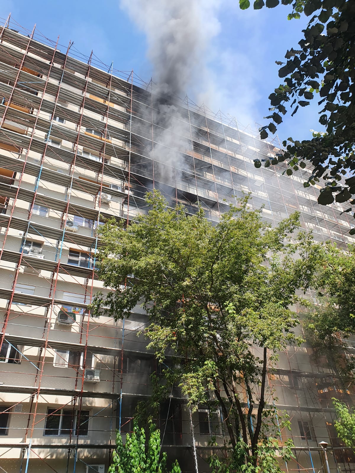 Alertă în Capitală, după ce fațada unui bloc a fost cuprinsă de flăcări