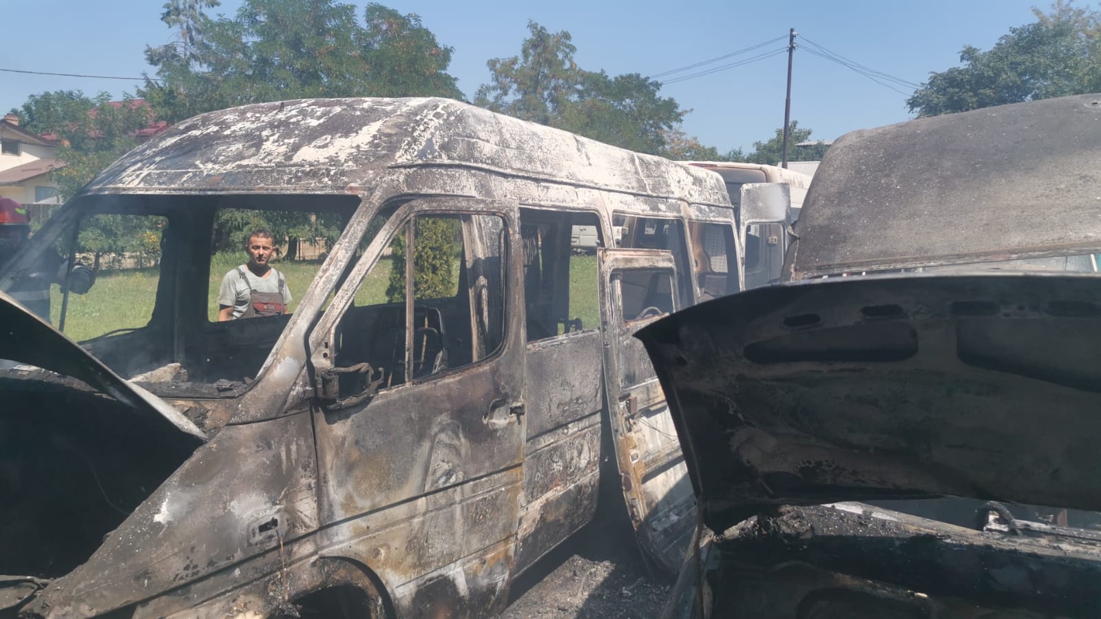 Incendiu puternic la un garaj din Botoșani. Cinci microbuze au luat foc. VIDEO