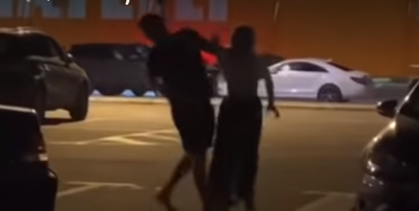 O tânără s-a închinat, apoi a început să-și bată iubitul, în fața unui club din Mamaia. VIDEO