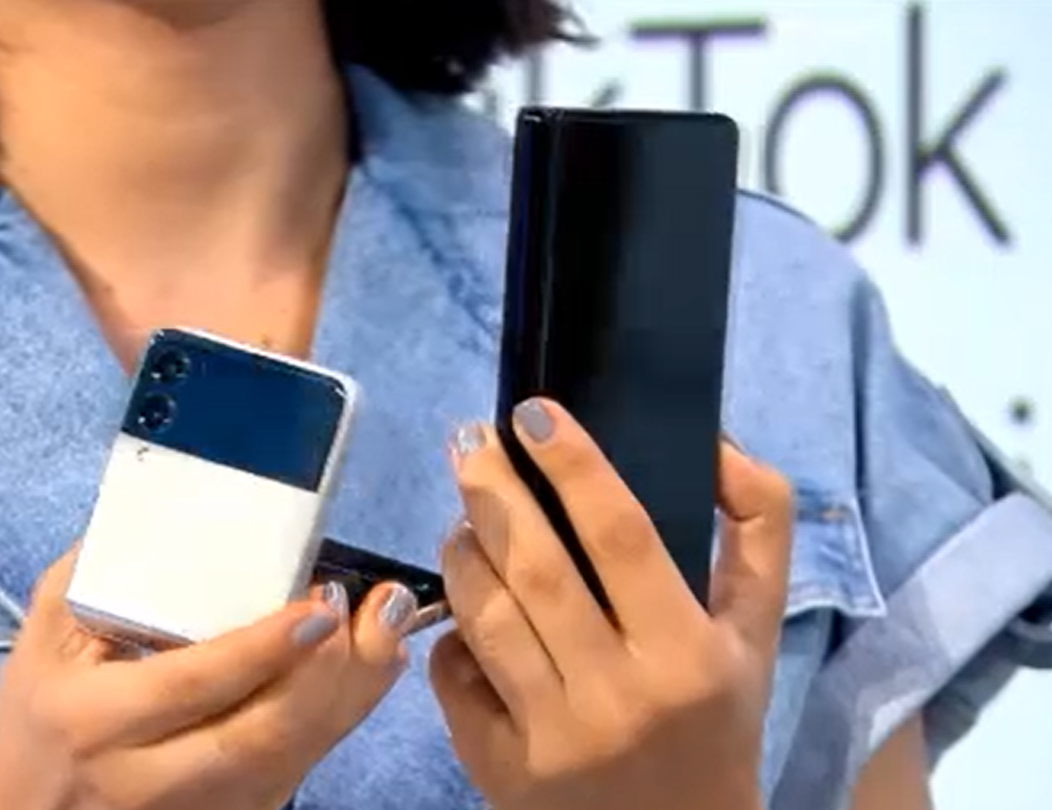 iLikeIT. Cum arată noile smartphone-uri pliabile Samsung - Galaxy Z Fold3 şi Galaxy Z Flip3