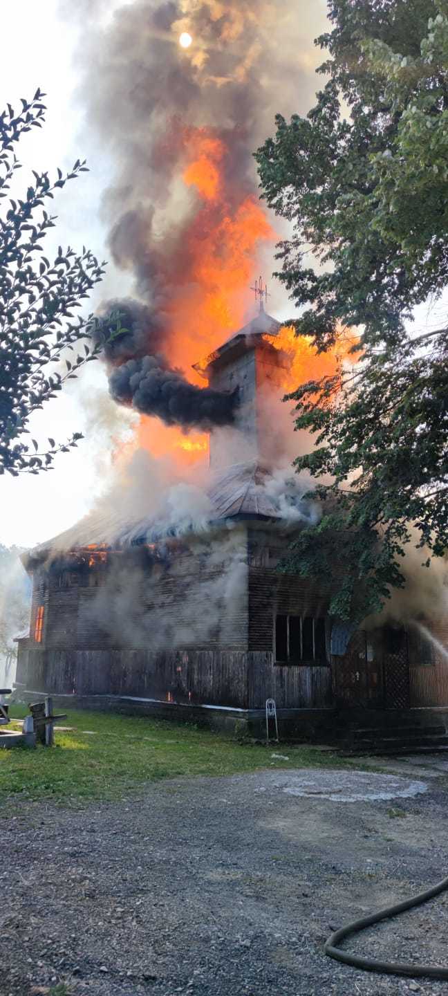 O biserică monument istoric a fost distrusă de un incendiu. VIDEO