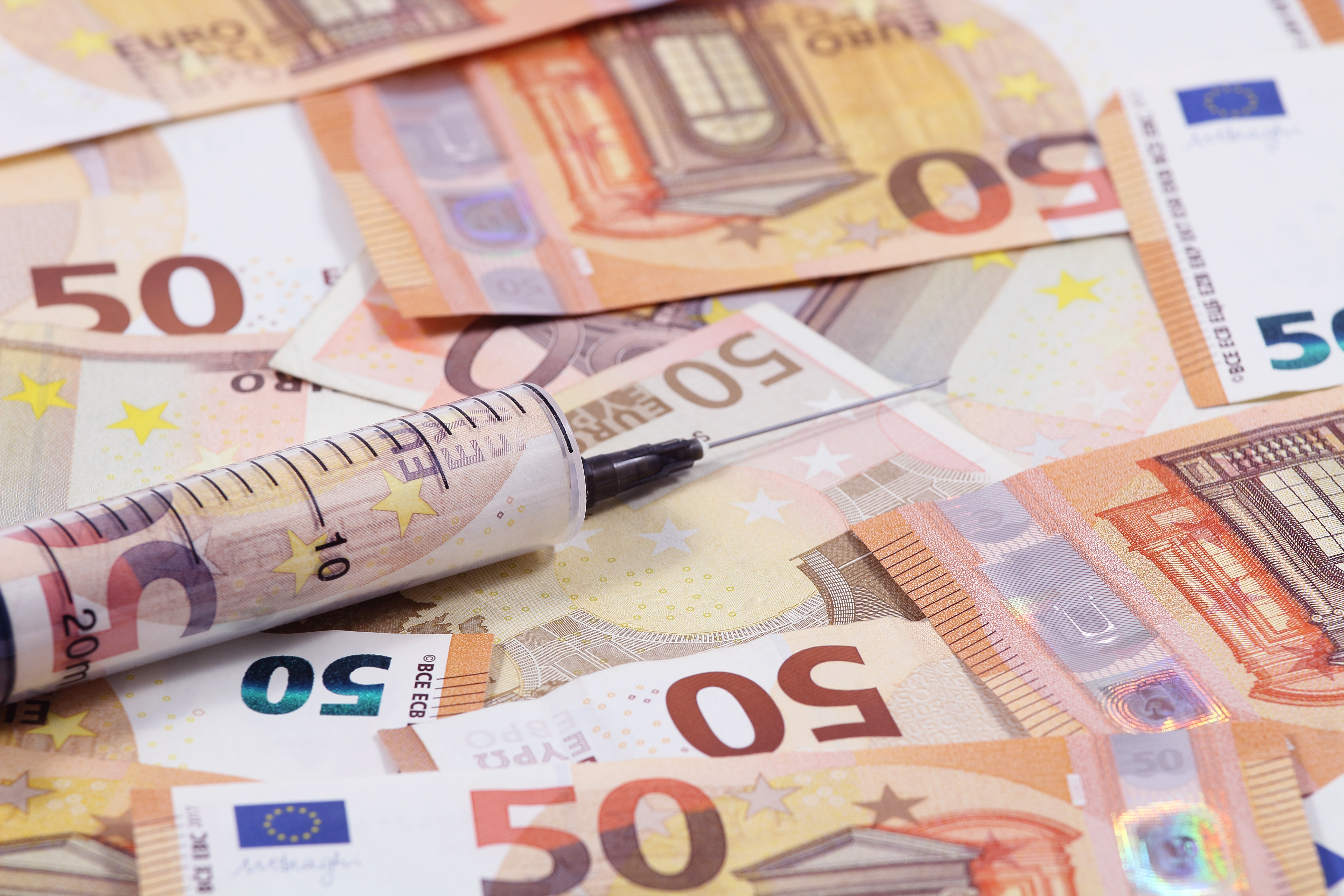 În plin scandal politic, euro a atins un nou maxim istoric