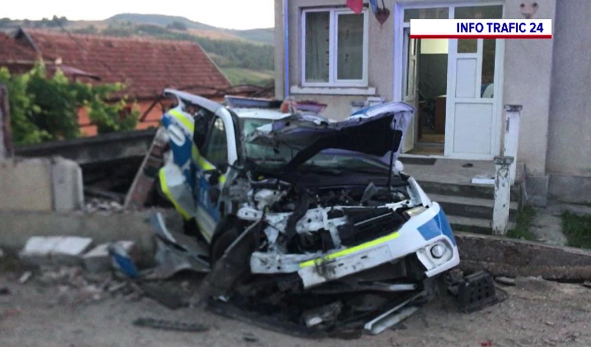 O mașină de poliție și o dubă a jandarmeriei, lovite grav de un camion al cărui șofer a adormit la volan
