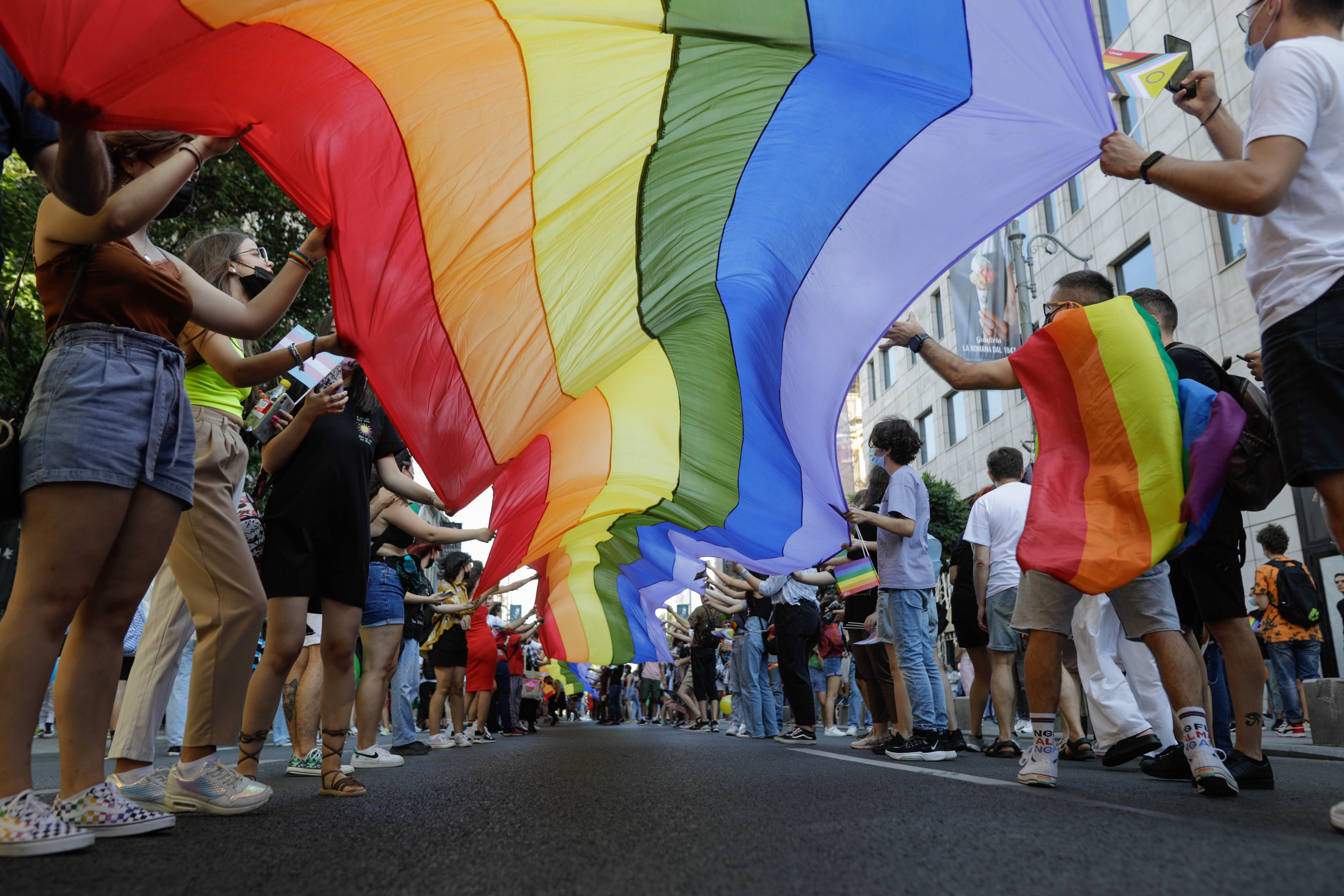 Marşul Bucharest Pride a avut loc în Capitală. “Sa nu mai fim atât de discriminați”. Contramanifestație a Noii Drepte