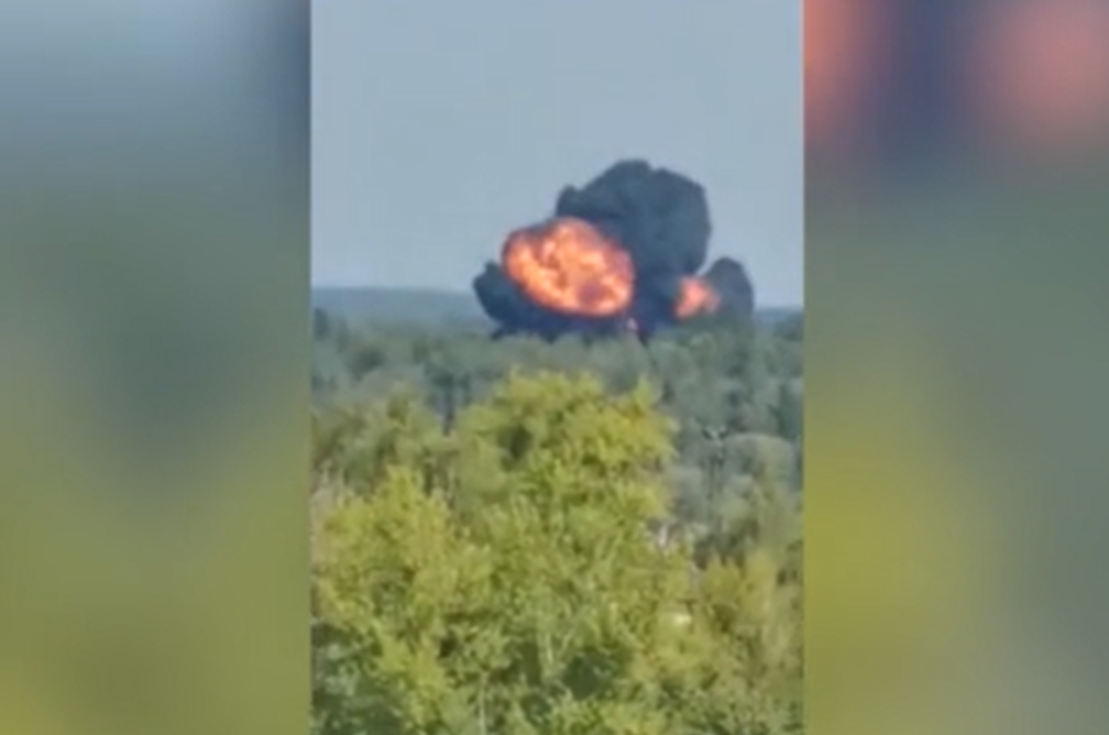 Momentul în care un avion militar rusesc ia foc în timpul zborului și se prăbușește. Trei persoane au decedat