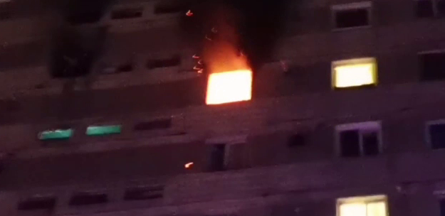 Incendiu puternic într-un bloc din Reșița. Mai multe persoane au fost evacuate de urgență