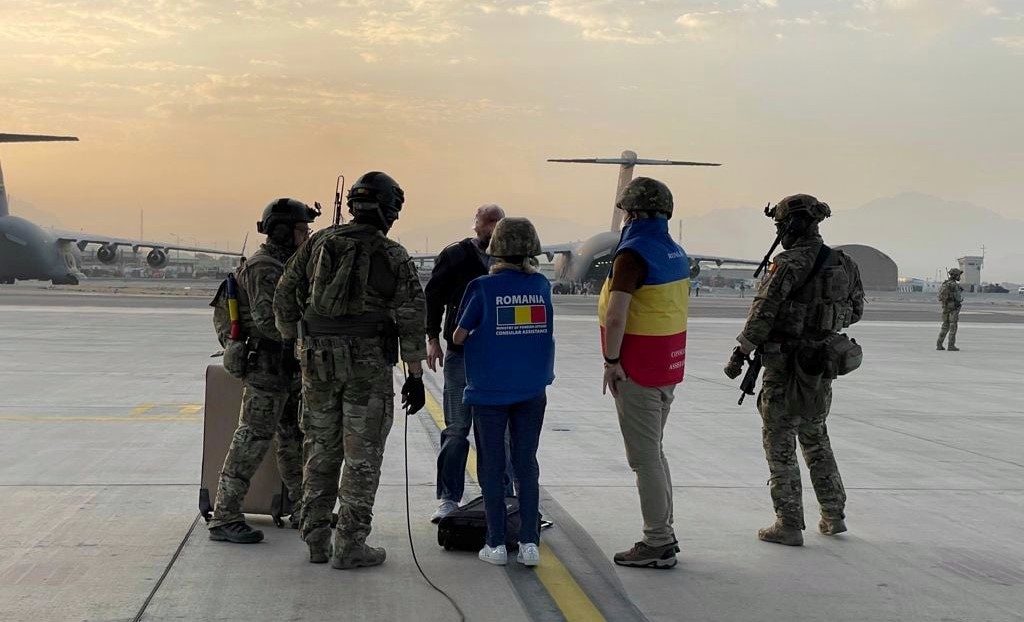 Forţele Aeriene Române au preluat un singur român din Kabul. MAE: Accesul celorlalți este îngreunat de condițiile periculoase