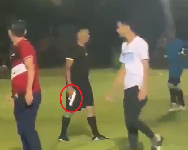 VIDEO. Incident șocant în fotbal. Un arbitru din Honduras a scos pistolul pe teren