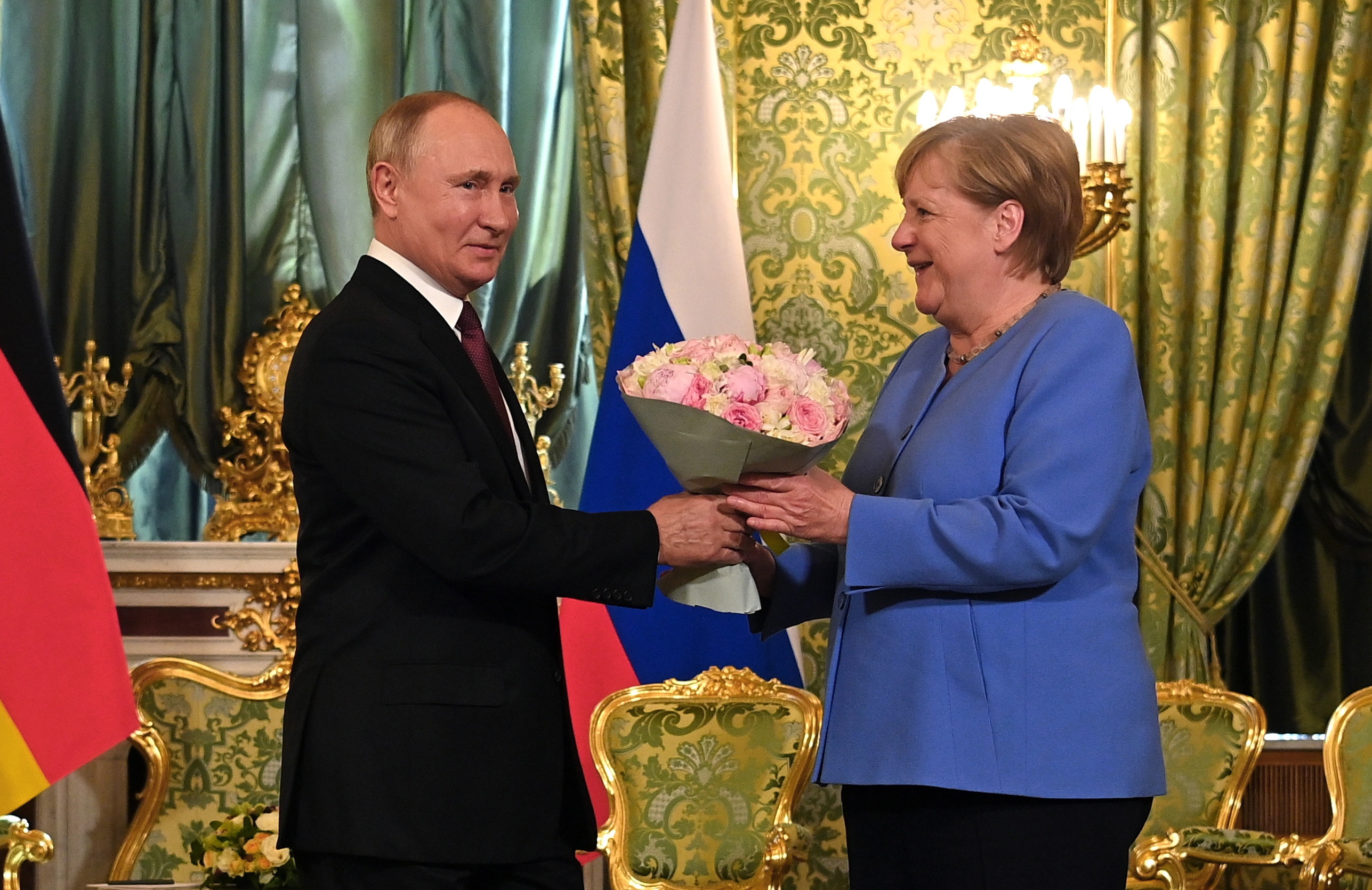 Întâlnire ”de adio” la Moscova. Vladimir Putin a primit-o pe Merkel cu un buchet de flori