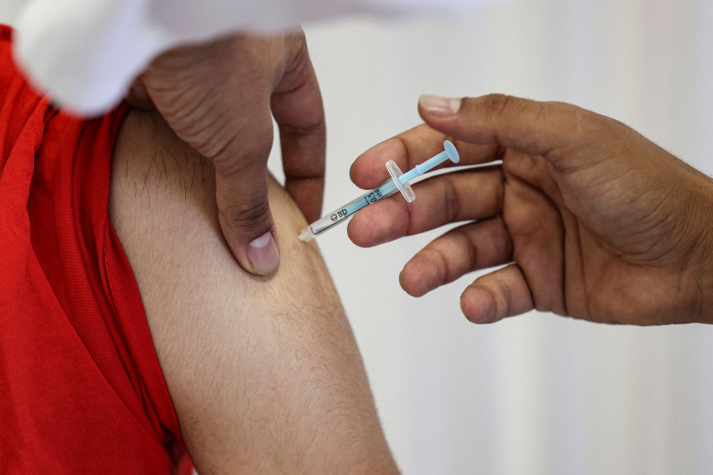 Rata mortalității este de 11 ori mai mare la persoanele nevaccinate, față de cele vaccinate cu schemă completă