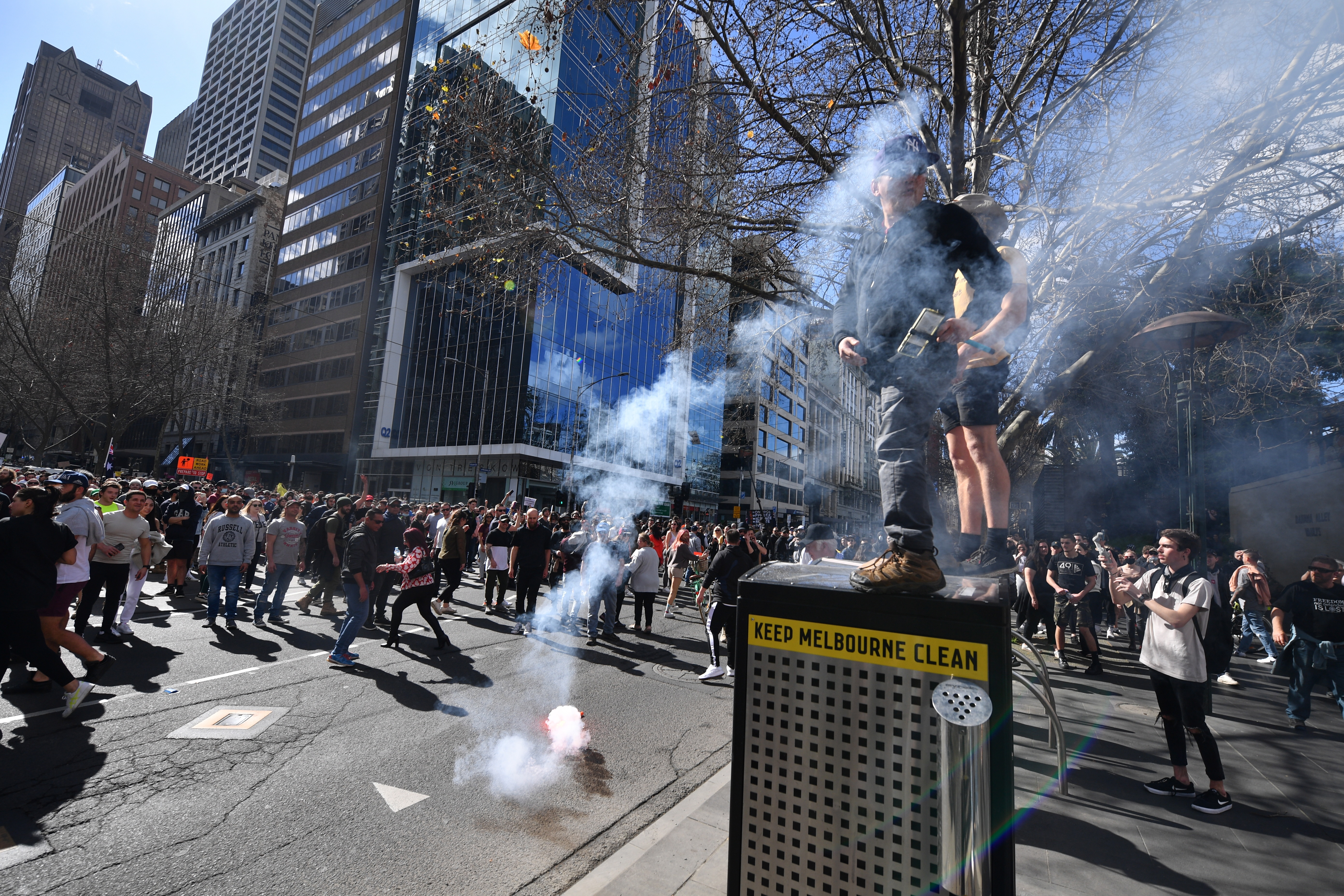 Proteste violente în Australia față de restricțiile Covid-19. Poliția a folosit spray-uri