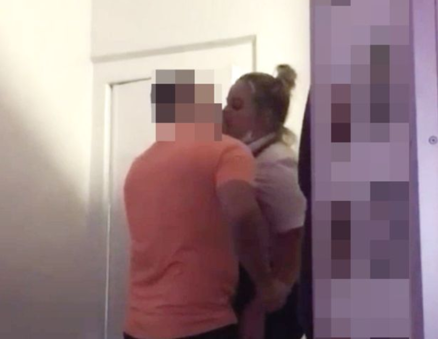 O femeie gardian de penitenciar a fost filmată în timp ce se săruta cu un deținut, într-o celulă