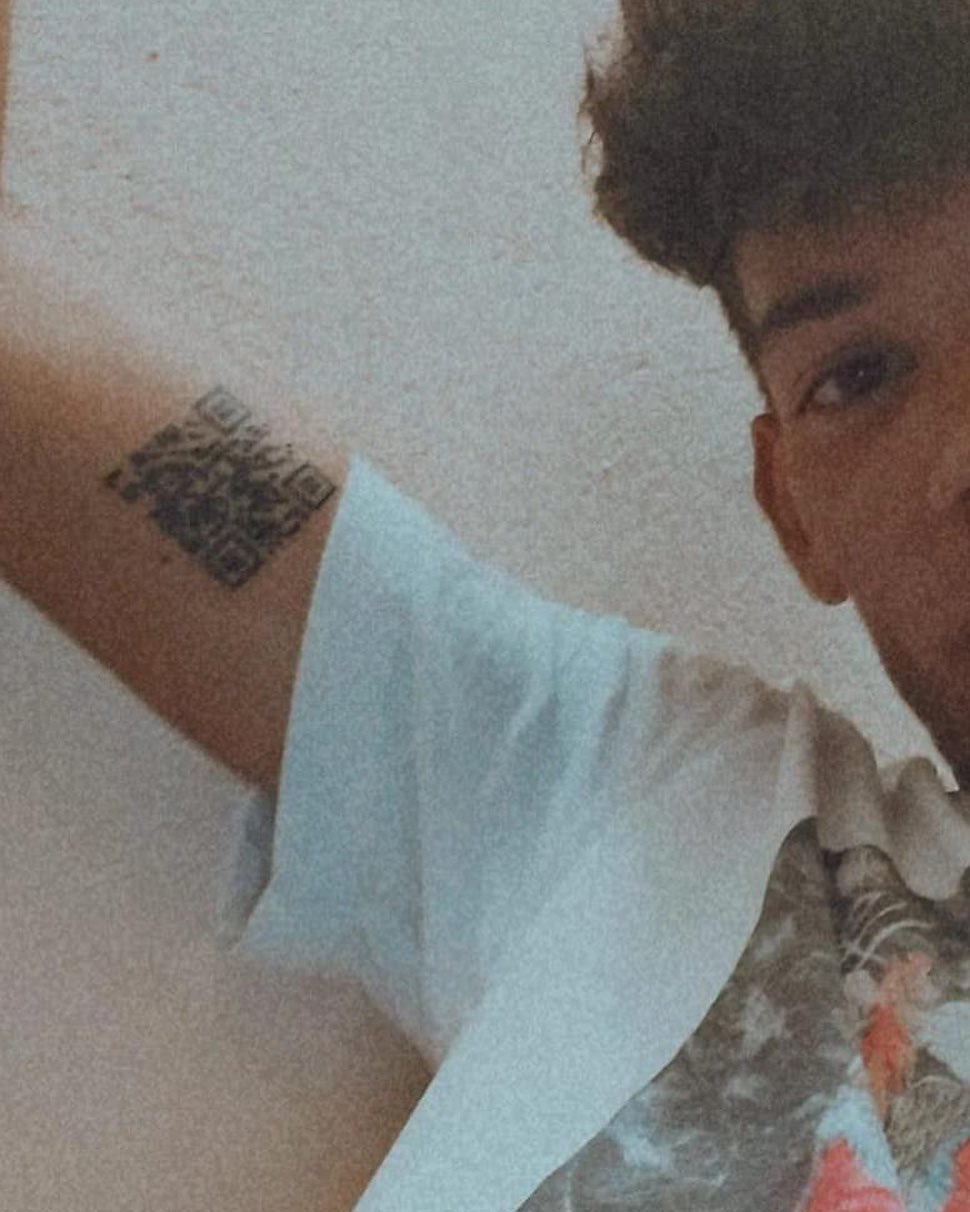 Ce și-a tatuat pe braț un tânăr după ce s-a vaccinat antiCovid. VIDEO