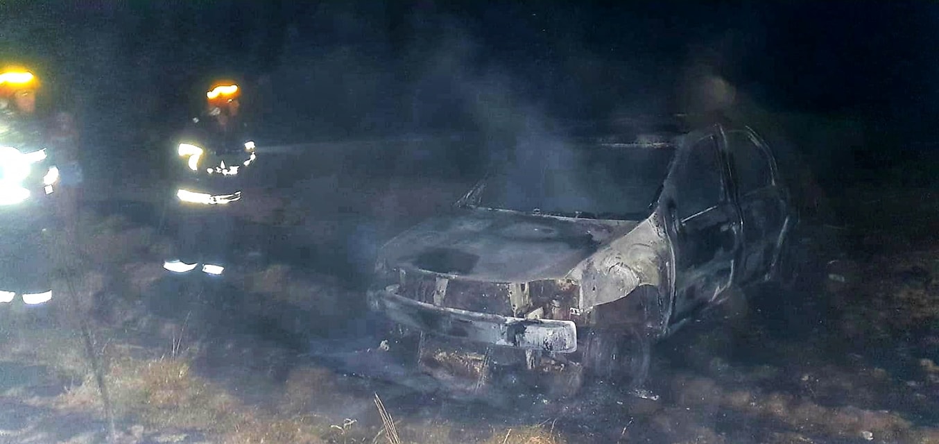 O mașină a ars complet, după ce șoferul a turat motorul pe un câmp, iar vegetația a luat foc