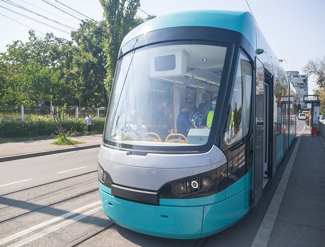 FOTO. Primul tramvai nou din ultimii 40 de ani, produs la Arad, a ajuns la Galați
