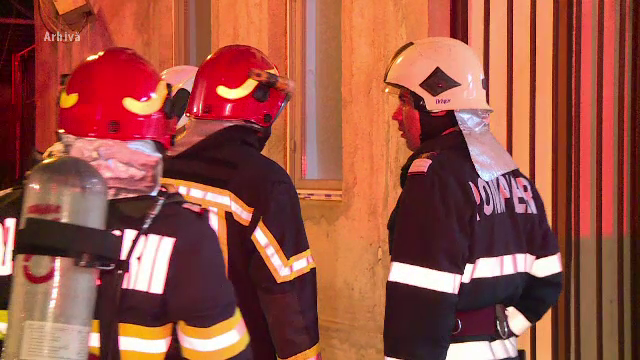 Incendiu la o clădire din Râmnicu Vâlcea, în care se află și un hotel. Înauntru se aflau peste 30 de oameni