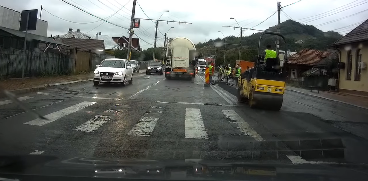 VIDEO. Asfaltare pe ploaie, în Piatra Neamț. Drumul ar trebui să susțină traficul greu