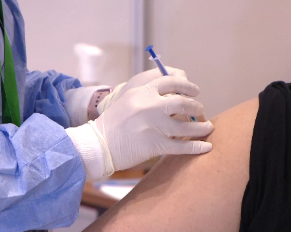 Valeriu Gheorghiţă: Doza trei de vaccin restabileşte eficienţa la peste 95% faţă de infecţie şi la 97% faţă de formele grave