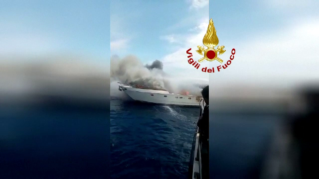 Un iaht cu 13 persoane la bord a luat foc, în Italia