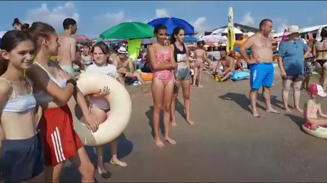 Reacțiile unor copii sărmani din Dâmbovița când au văzut marea pentru prima dată. VIDEO