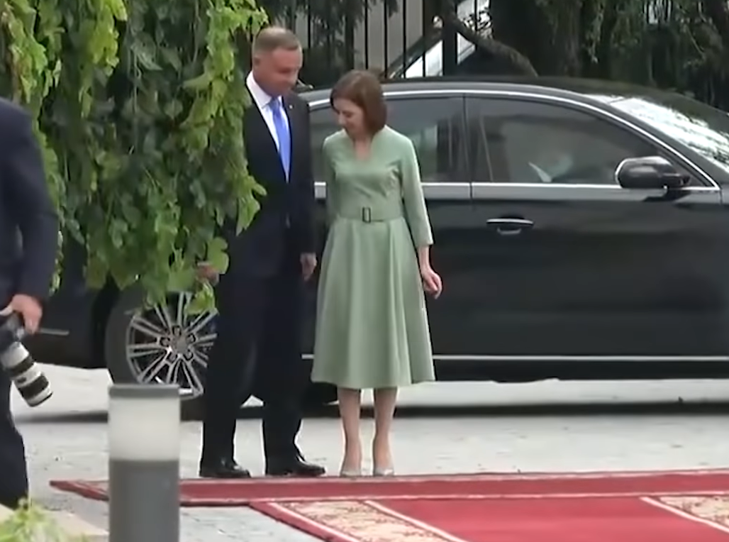 VIDEO. Președintele Poloniei a greșit protocolul la ceremonia de întâmpinare a sa la Chișinău. Cum a reacționat Maia Sandu