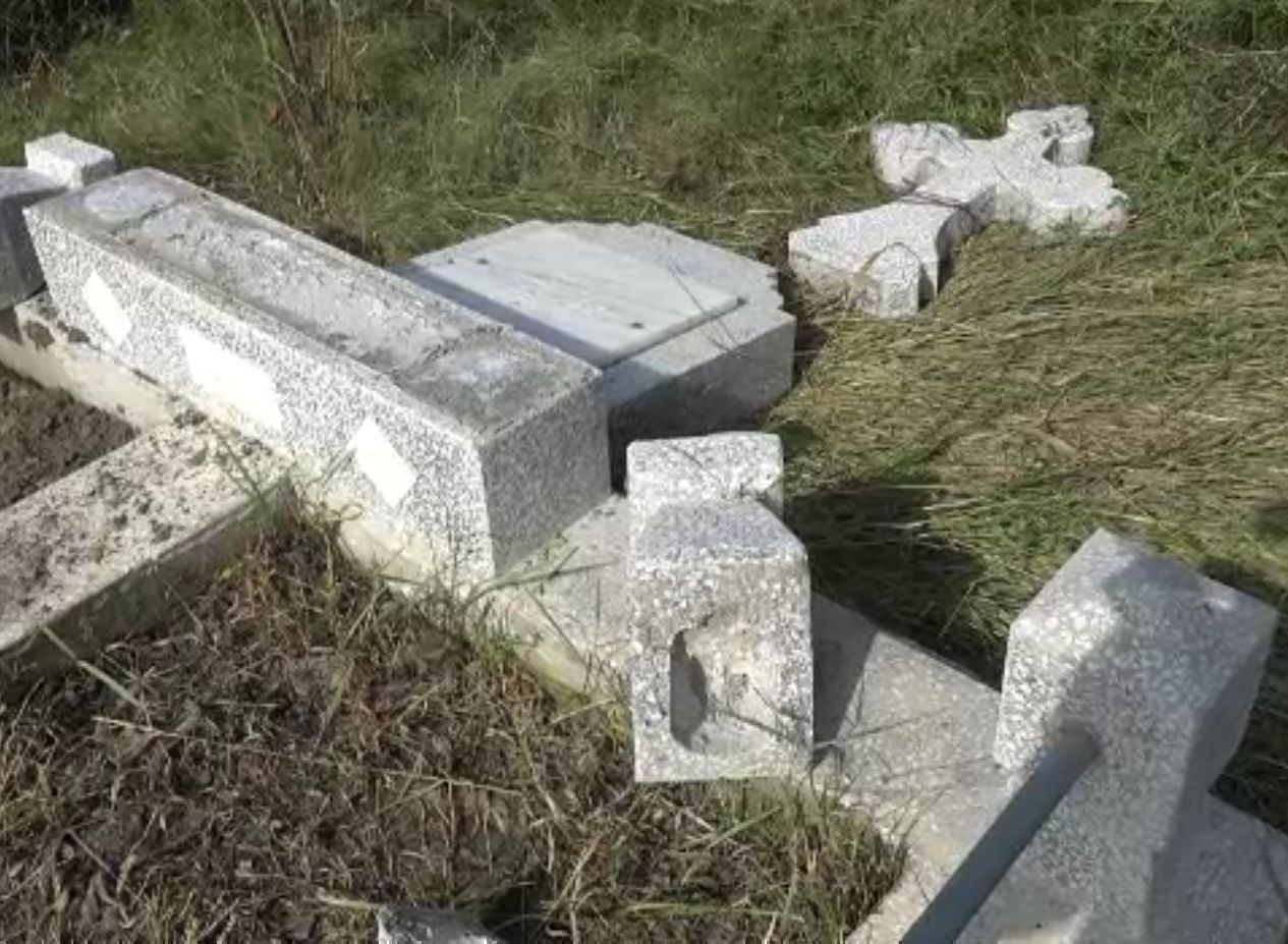 Mormintele dintr-un cimitir din Botoșani, vandalizate de doi copii. „Eu cred că ei au vrut să facă ca în filme”
