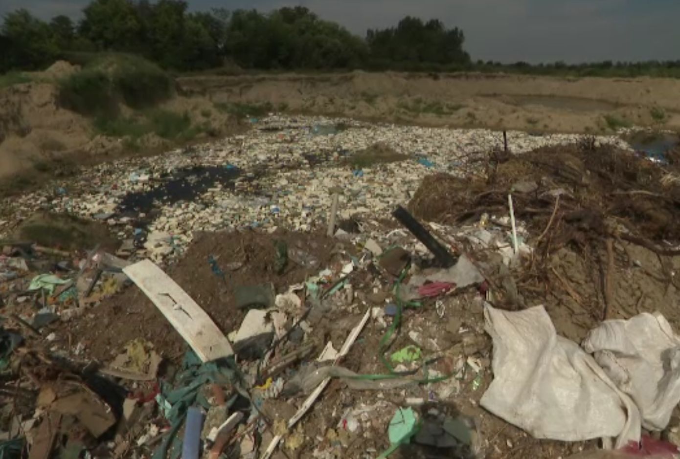 Dezastru ecologic în apropiere de Snagov. O groapă de gunoi plină cu deșeuri din plastic, cunoscută de două primării