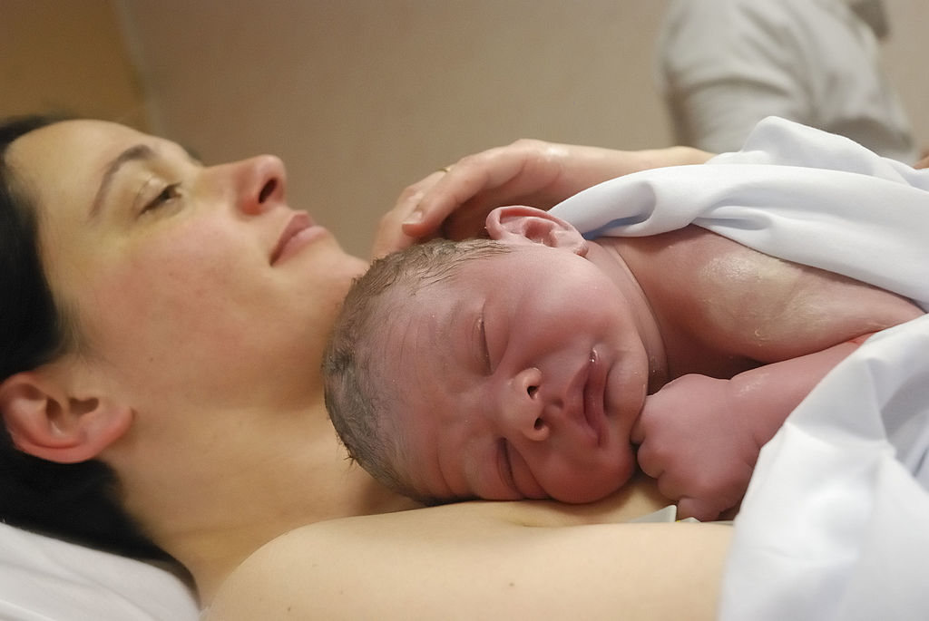O mamă din Iași și nou-născutul ei, salvați după o operație la care au participat 10 doctori