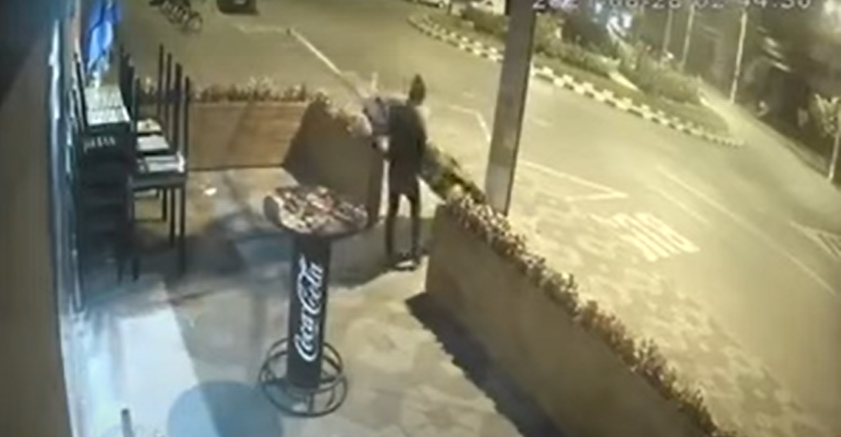 Cel mai relaxat hoț. Un trecător a luat umbrela de pe terasa unei pizzerii din Bacău și a plecat liniștit cu ea VIDEO