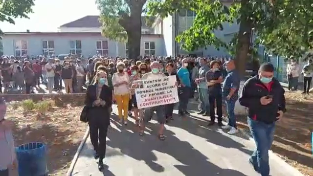 Protest la școala gimnazială din Filiași. Zeci de profesori și părinți cer să nu fie schimbat directorul unității