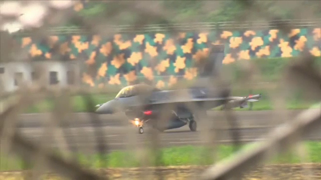 Incident aviatic în Taiwan. Un avion F16 a derapat pe pista udă și s-a oprit cu botul în iarbă