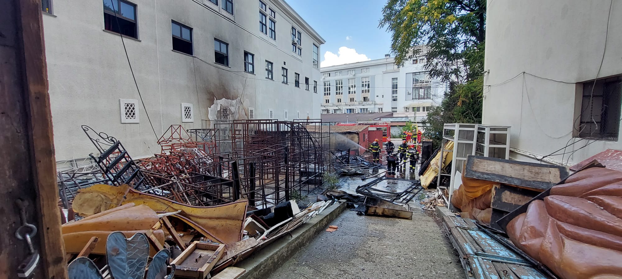 Incendiul de la o anexă a Operei Naționale București a fost stins. Nu au existat victime - Imaginea 5