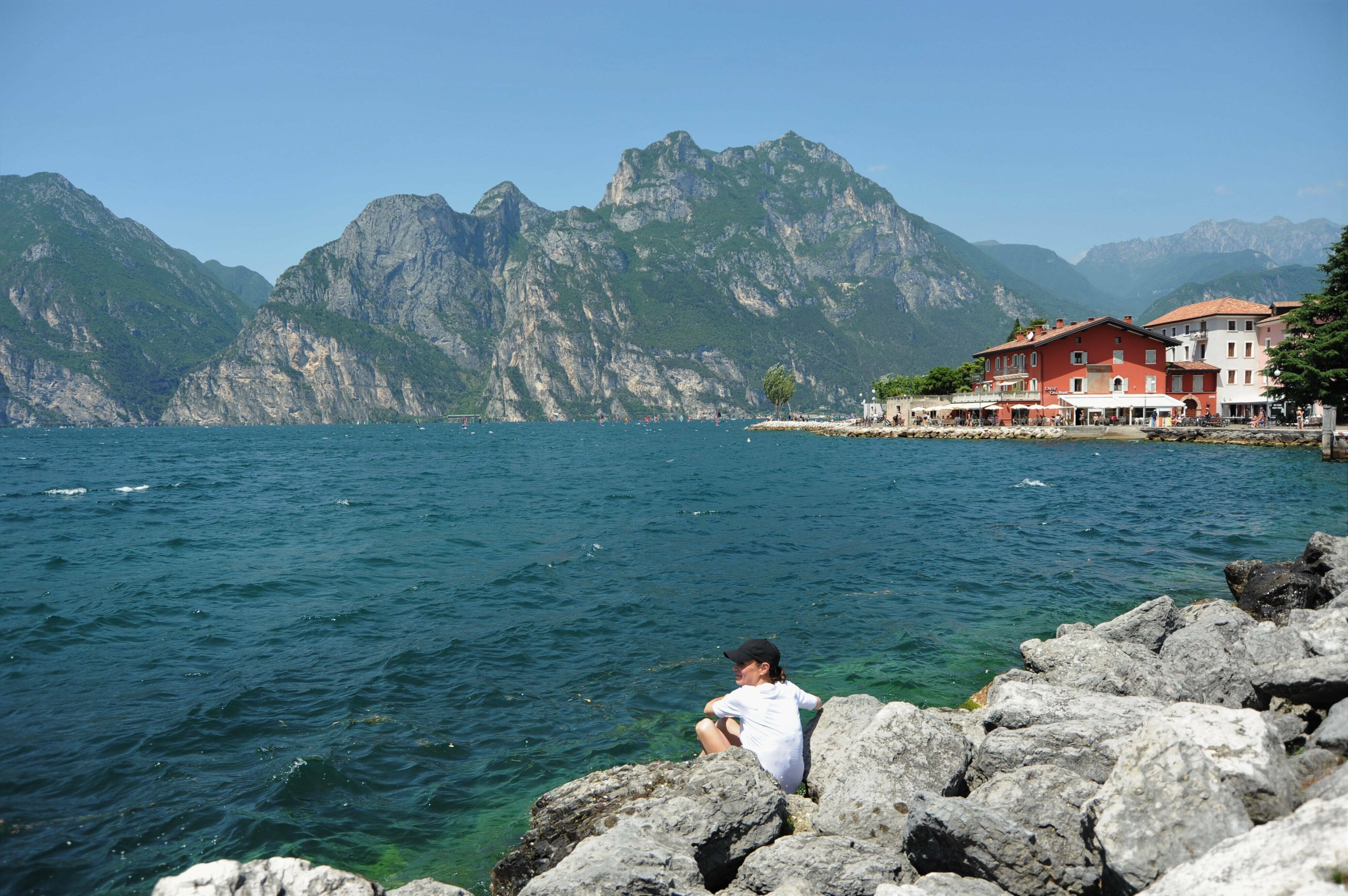 Nivelul de apă foarte scăzut al lacului Garda, Italia, șochează turiștii. „Apa nu mai era acolo” | GALERIE FOTO - Imaginea 9