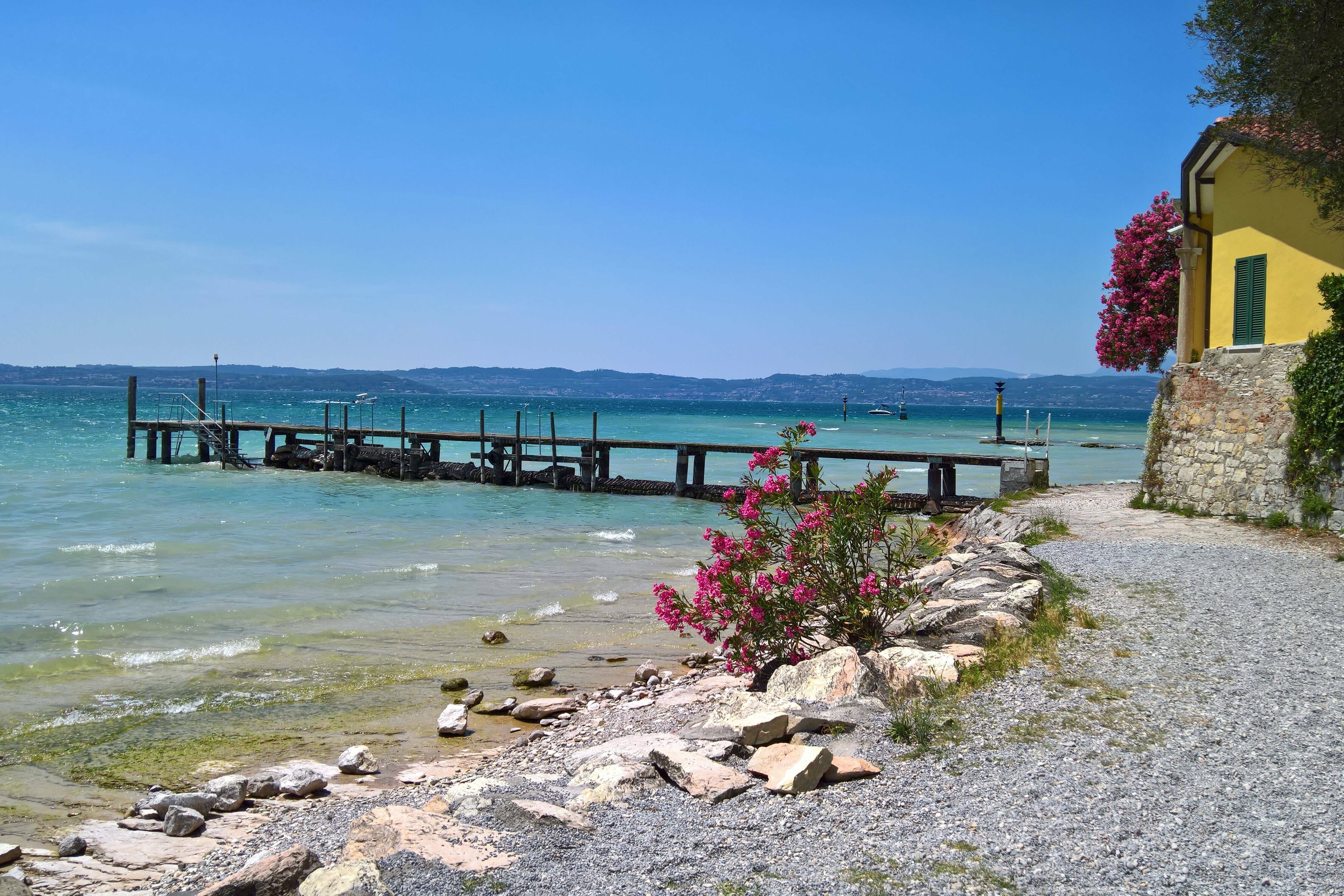 Nivelul de apă foarte scăzut al lacului Garda, Italia, șochează turiștii. „Apa nu mai era acolo” | GALERIE FOTO - Imaginea 7