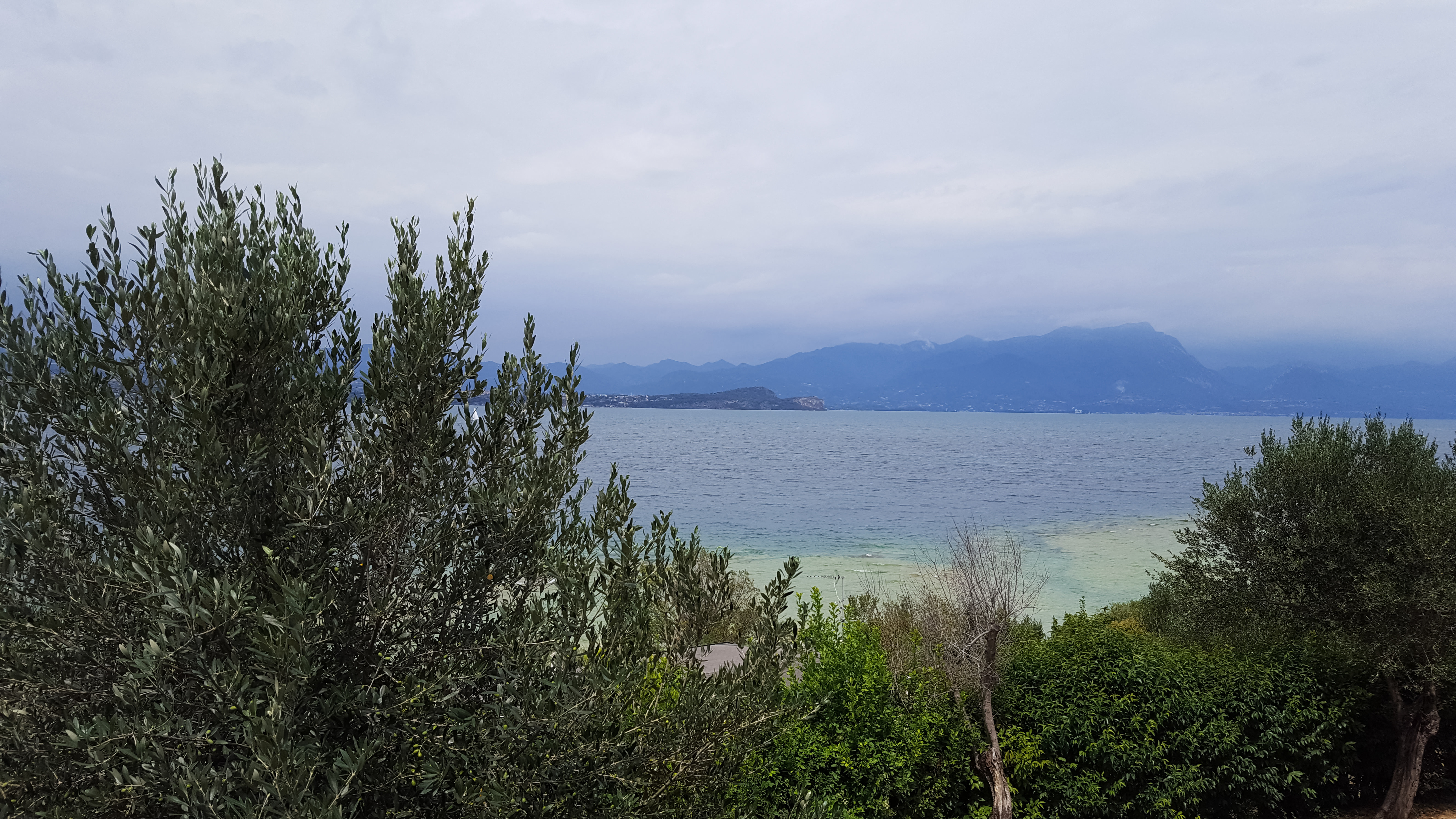 Nivelul de apă foarte scăzut al lacului Garda, Italia, șochează turiștii. „Apa nu mai era acolo” | GALERIE FOTO - Imaginea 5