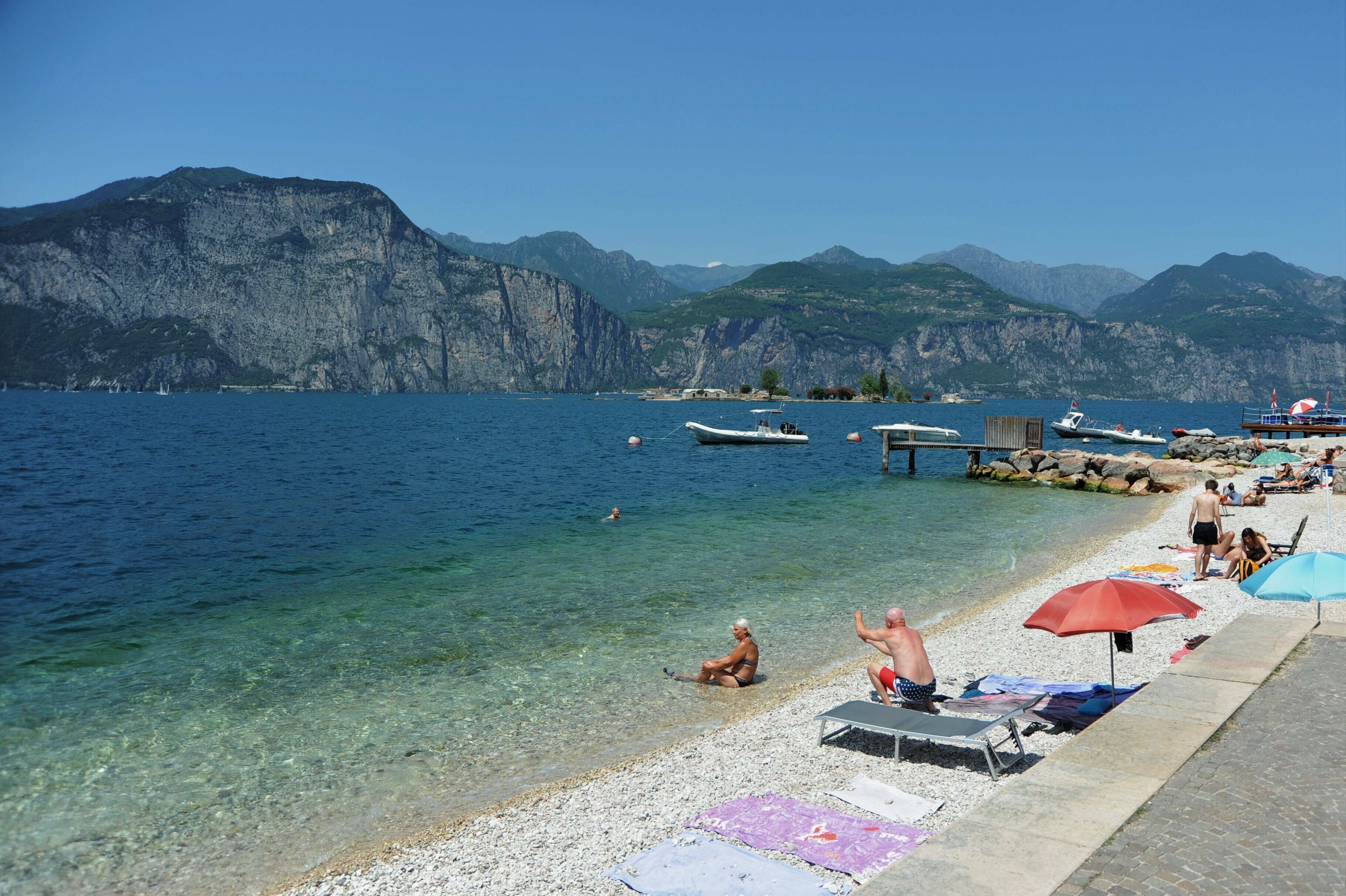Nivelul de apă foarte scăzut al lacului Garda, Italia, șochează turiștii. „Apa nu mai era acolo” | GALERIE FOTO - Imaginea 2