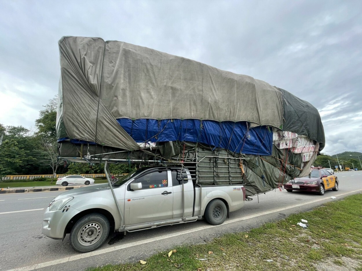 Improvizația uluitoare a unui șofer din Thailanda. Și-a transformat camioneta într-un camion. GALERIE FOTO - Imaginea 1
