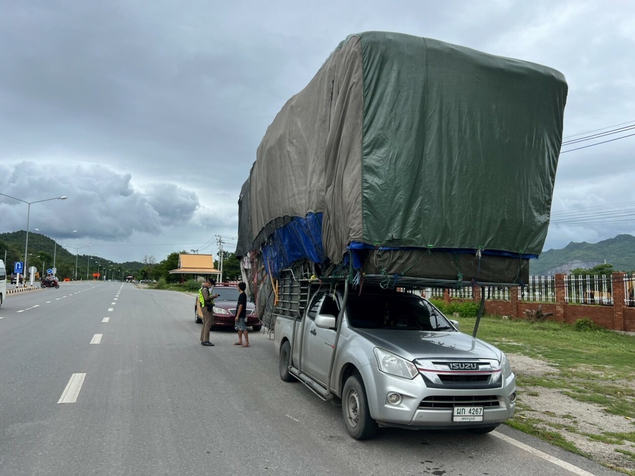 Improvizația uluitoare a unui șofer din Thailanda. Și-a transformat camioneta într-un camion. GALERIE FOTO - Imaginea 2