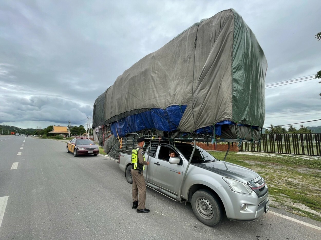 Improvizația uluitoare a unui șofer din Thailanda. Și-a transformat camioneta într-un camion. GALERIE FOTO - Imaginea 3