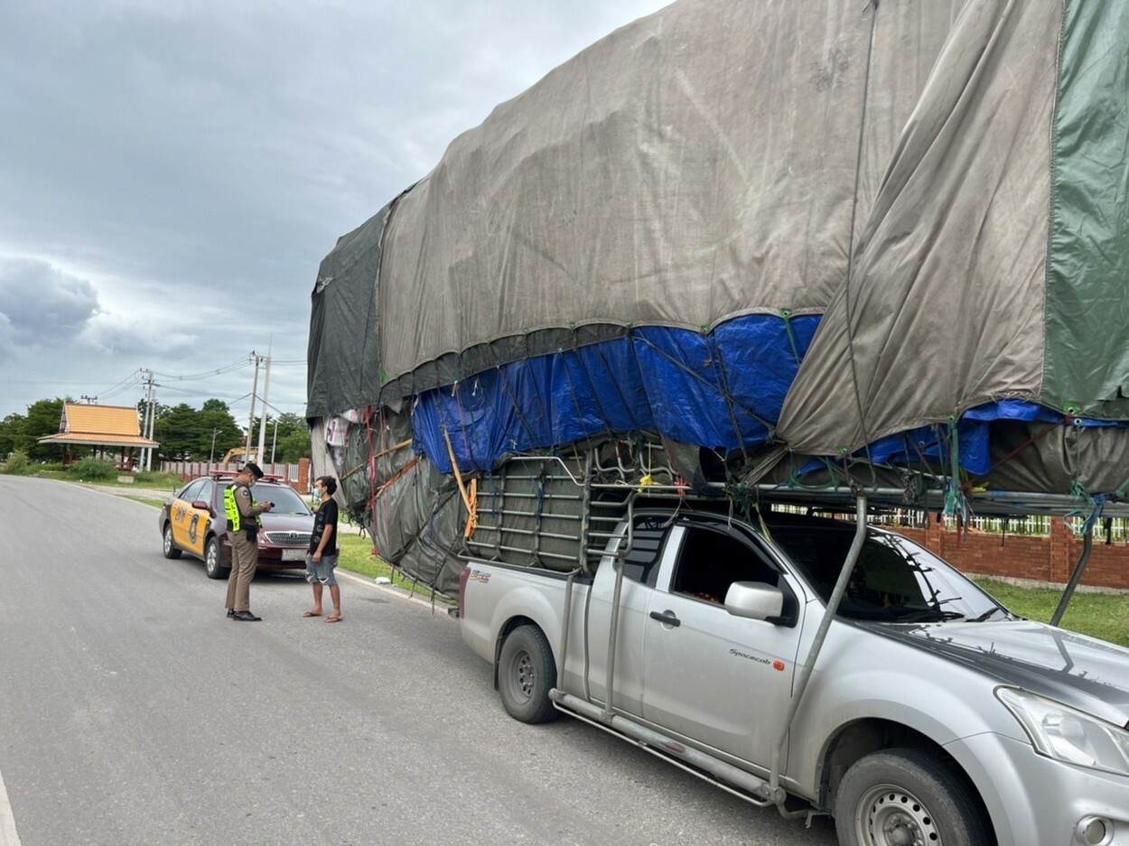 Improvizația uluitoare a unui șofer din Thailanda. Și-a transformat camioneta într-un camion. GALERIE FOTO - Imaginea 4