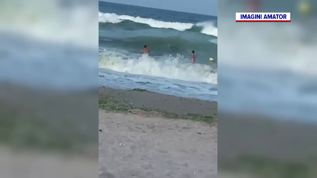 Ultimele imagini cu cei doi tineri dispăruți în mare, la Costinești, în timpul unei furtuni puternice | VIDEO - Imaginea 1