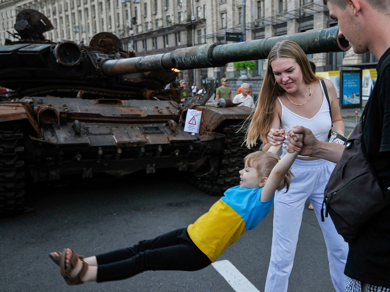 Ziua Independenței Ucrainei, marcată la Kiev printr-o expoziție cu echipament militar rusesc distrus | GALERIE FOTO - Imaginea 17