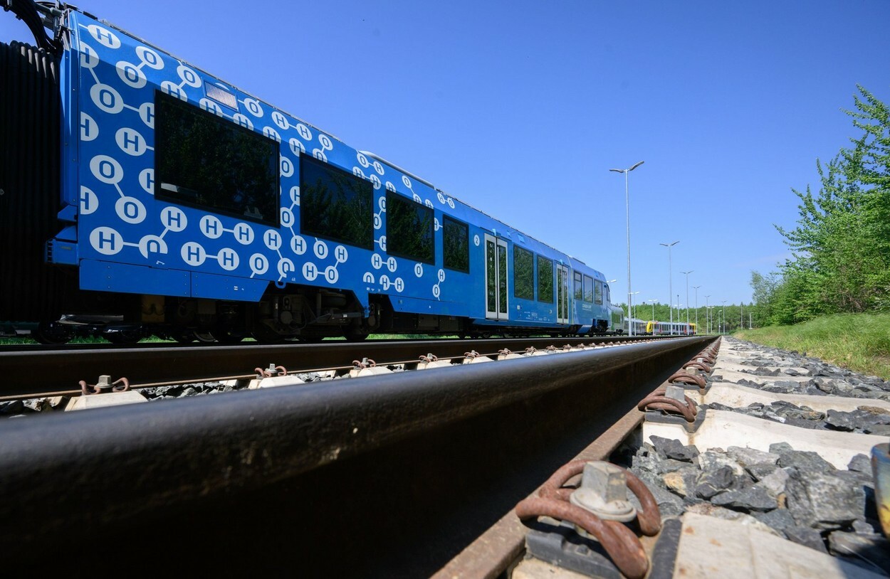 Germany has inaugurated the world's first fleet of hydrogen trains.  VIDEO AND PHOTO GALLERY - Image 1