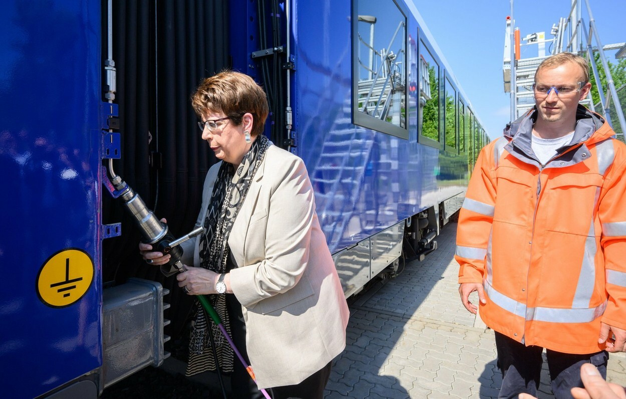 Germany has inaugurated the world's first fleet of hydrogen trains.  VIDEO AND PHOTO GALLERY - Image 8