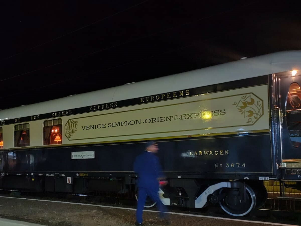 Orient Express has arrived in Romania.  The tickets cost as much as the average salary of a Romanian for two years.  PHOTO GALLERY - Image 2