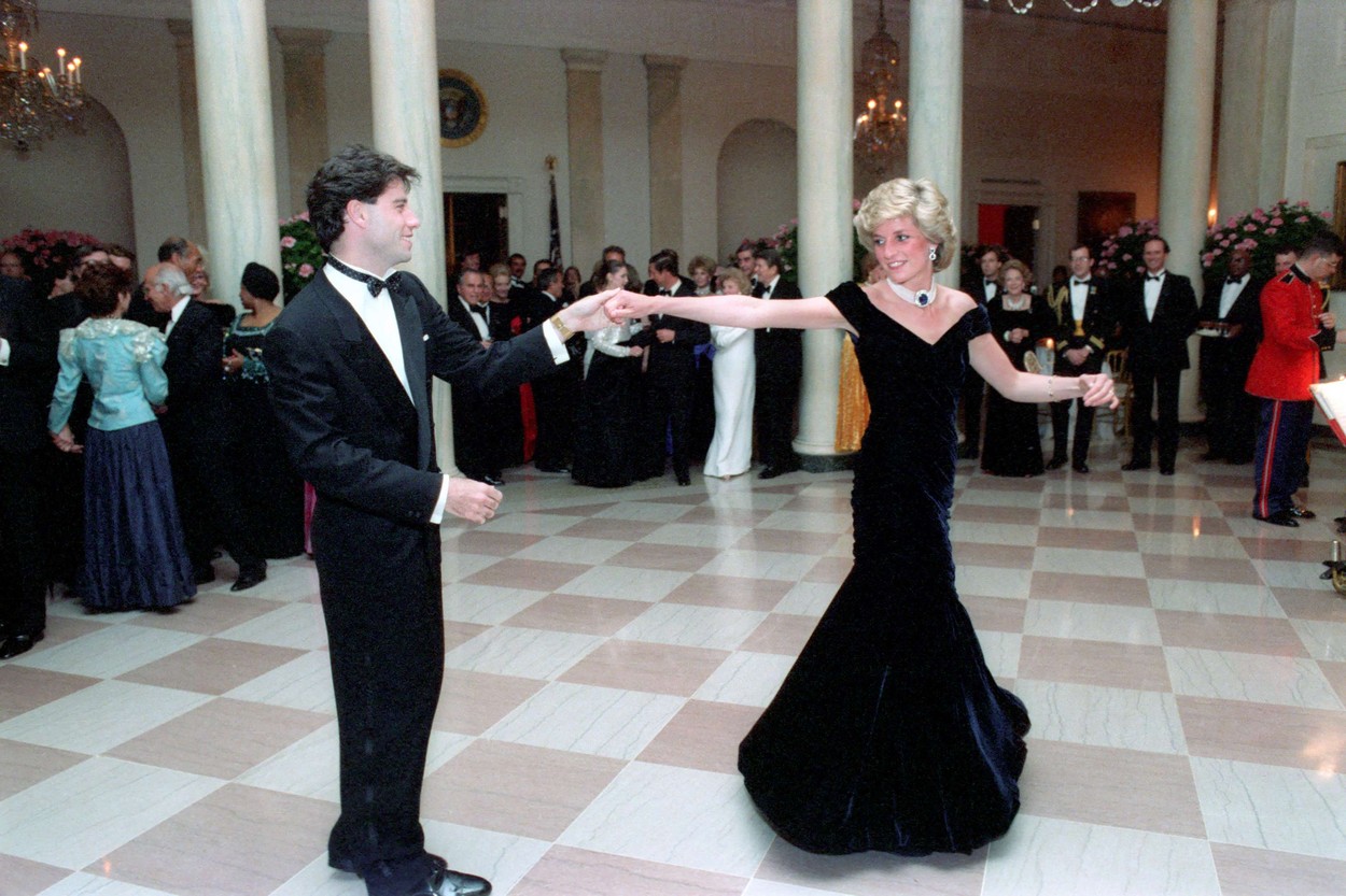 Cele mai cunoscute ținute ale Prințesei Diana. Inspirație în modă: Eleganța și stilul lui Lady Di | GALERIE FOTO - Imaginea 12