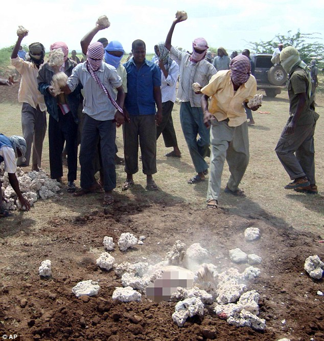 Ritual barbar in Somalia: barbat omorat cu pietre - Imaginea 3