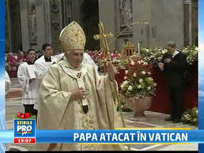 Papa Benedict al XVI-lea, pus la pamant de o enoriasa! VEZI VIDEO