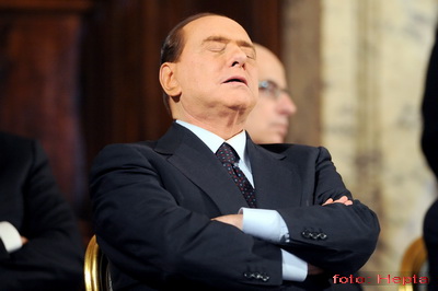 Berlusconi implicat intr-un nou scandal sexual! Si-a facut harem de 14 fete