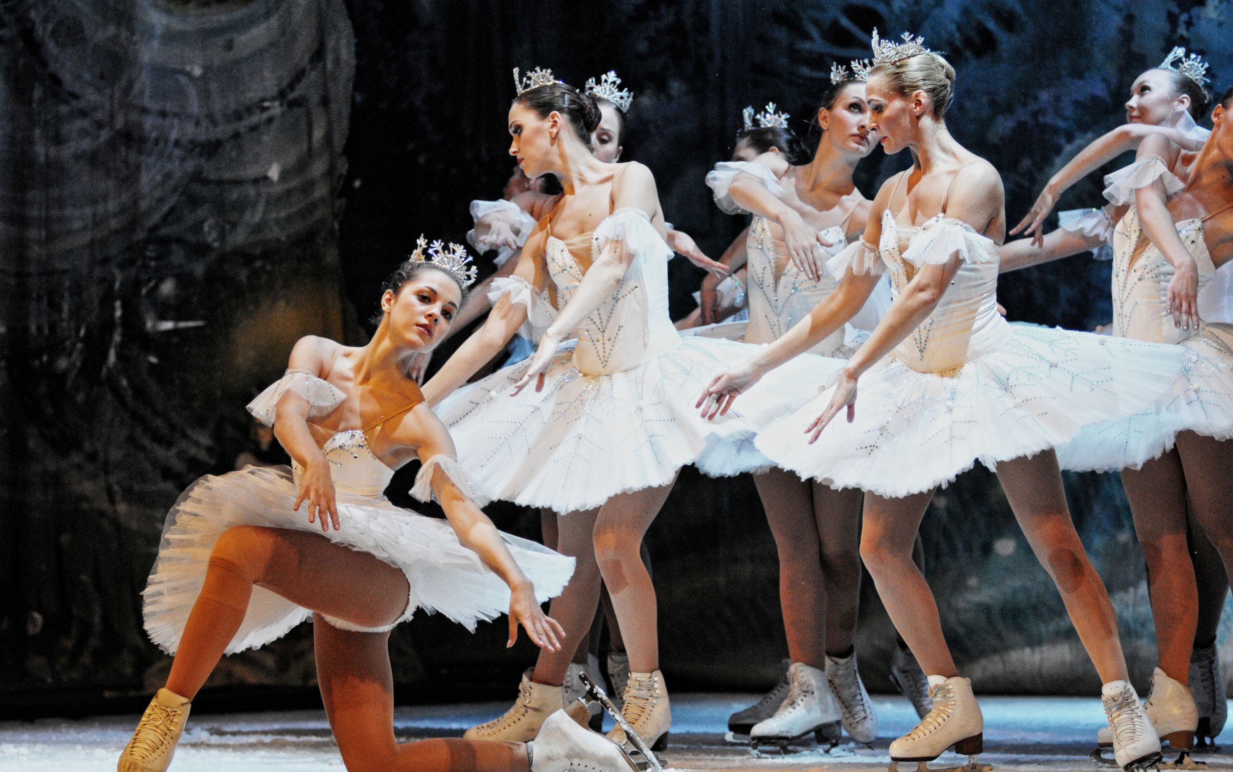Ansamblu de balet pe gheata de la St. Petersburg revine la Cluj cu Lacul lebedelor